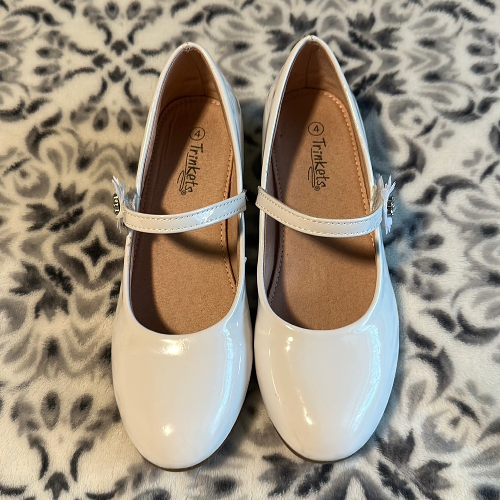 Girls Dress Shoes Size 4 / White